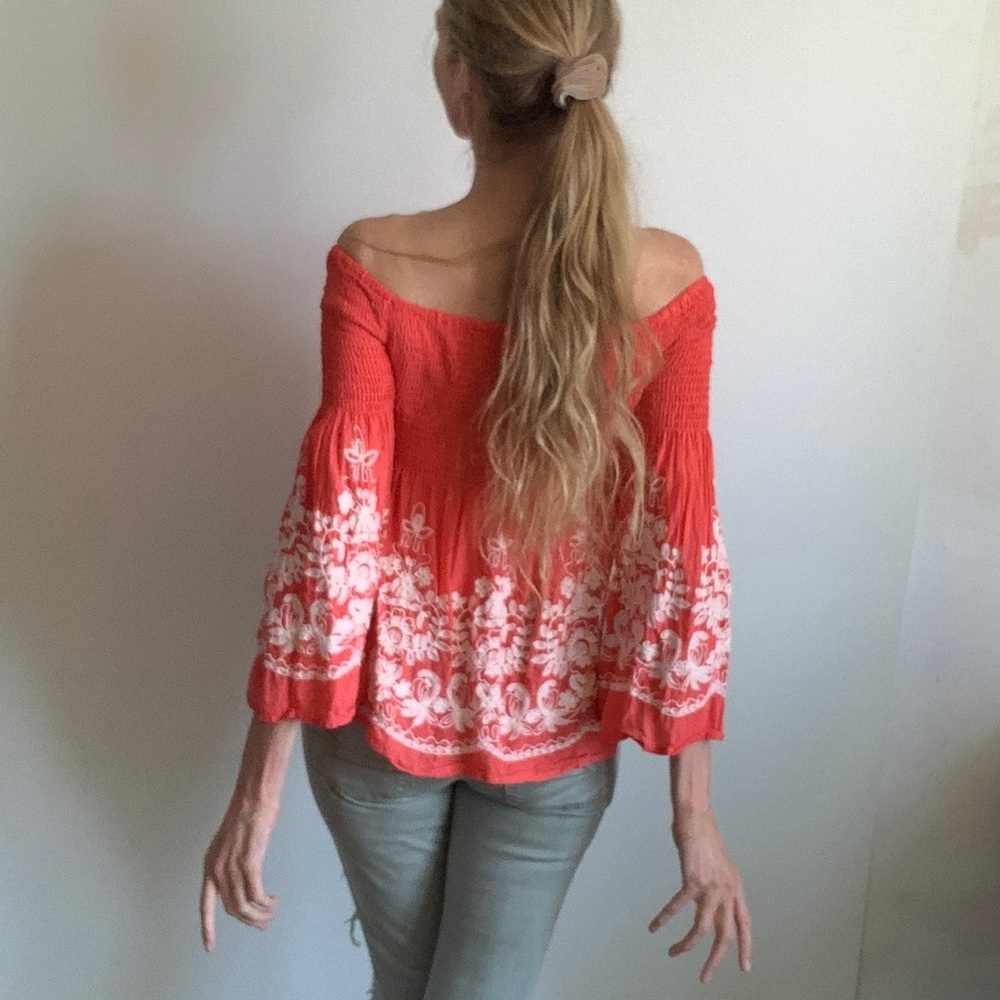 Beautiful Coral Boho Top. Bell Sleeves, White Flower Embroidery❤️